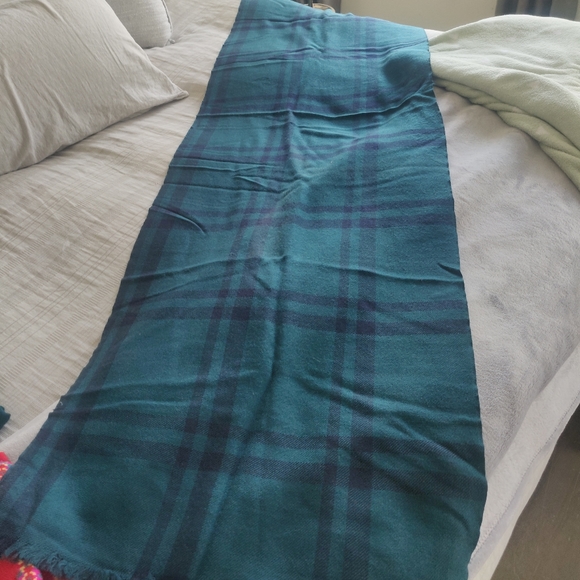 Banana Republic 100% wool soft Dark Green scarf/wrap - Picture 7 of 10